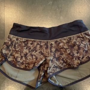 Lululemon speed up low rise camo 2.5”
